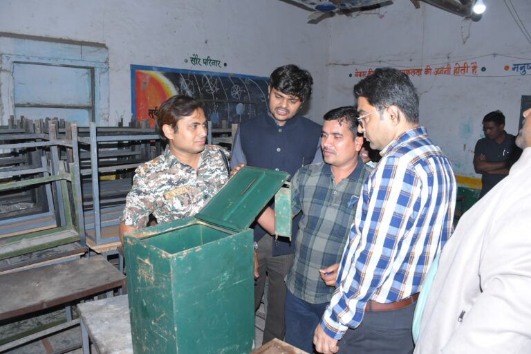 कलेक्टर-एसपी ने मतदान केंद्रों का किया निरीक्षण,मतदान दलों के साथ किया भोजन