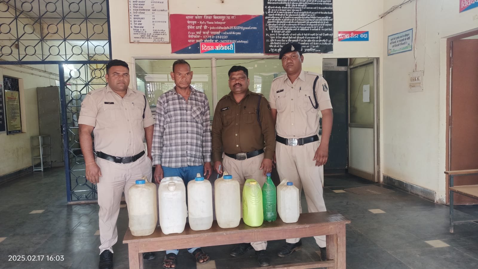 बाजार में शराब बेचते पकड़ाया आरोपी…पुलिस का धावा…55 लीटर से अधिक कच्ची महुआ शराब जब्त..आरोपी को जेल बाजार में शराब बेचते पकड़ाया आरोपी…पुलिस का धावा…55 लीटर से अधिक कच्ची महुआ शराब जब्त..आरोपी को जेल