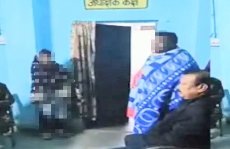 बलरामपुर जिला शिक्षा अधिकारी से नहीं संभल रहा जिले का कमान..हॉस्टल में शिक्षिका के साथ रंगरेलियां मनाते पकड़ा गया अधीक्षक