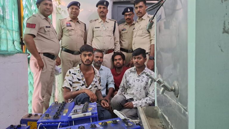 ई रिक्शा के दुश्मन गिरोह पर कार्रवाई….दर्जन से अधिक बैटरी बरामद..दोनो आरोपियों को गिरफ्तार कर भेजा गया जेल