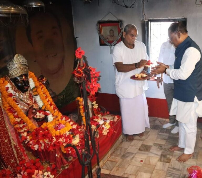 मुख्यमंत्री विष्णुदेव साय ने सोगड़ा आश्रम में की पूजा-अर्चना