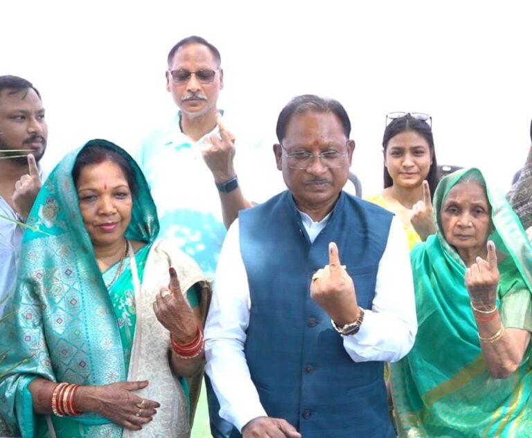 मुख्यमंत्री साय ने पंचायत चुनाव के तीसरे चरण में किया मतदान,परिवार संग लोकतंत्र के महापर्व में निभाई भागीदारी