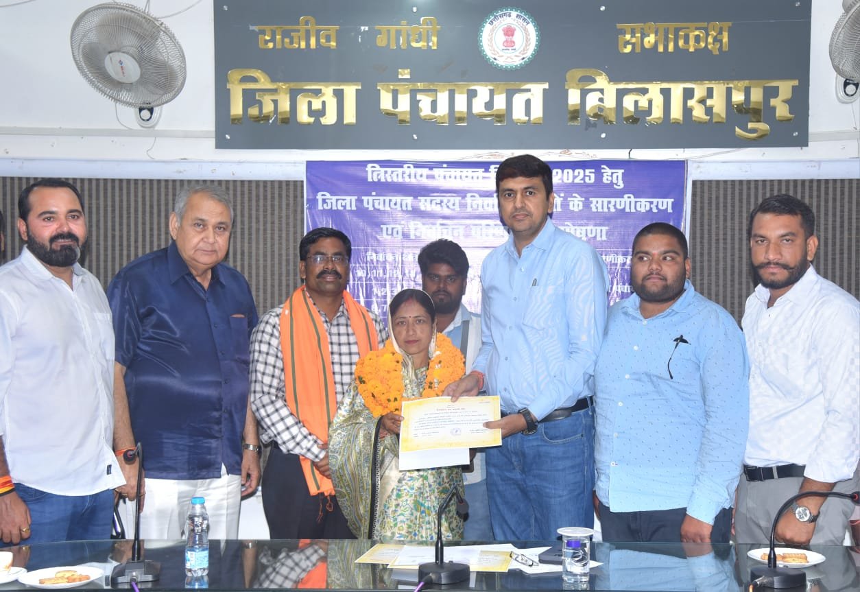 समर्थकों के साथ प्रमाण पत्र लेने पहुंचे योद्धा…सीईओ ने थमाया जीत का प्रमाण..विधायक धरमजीत सिंह और रश्मि भी मौजूद