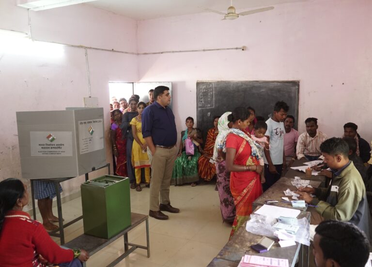 CG News- कलेक्टर व एसपी ने मर्दापाल क्षेत्र के मतदान केन्द्रों का सघन निरीक्षण किया