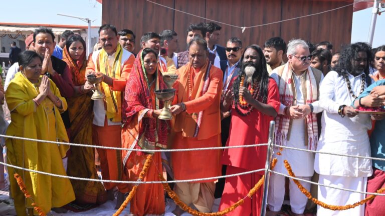 Chhattisgarh के मुख्यमंत्री Vishnudeo Sai समेत पूरे मंत्रिमंडल ने संगम में लगाई डुबकी