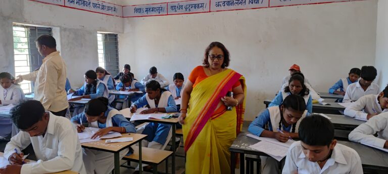 10वीं की परीक्षा के दौरान संयुक्त संचालक और जिला शिक्षा अधिकारी द्वारा किया गया औचक निरीक्षण