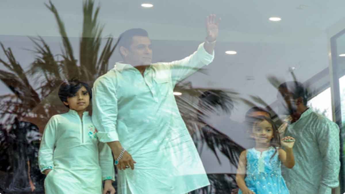 बुलेटप्रूफ शीशे के पीछे नजर आया ‘सिकंदर’..सलमान खान ने ईद पर फैंस को दी मुबारकबाद बुलेटप्रूफ शीशे के पीछे नजर आया ‘सिकंदर’..सलमान खान ने ईद पर फैंस को दी मुबारकबाद