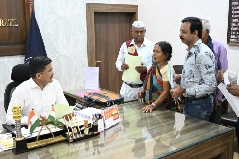 डेढ़ महीने बाद कलेक्टर दर्शन.. अवनीश शरण ने फरियादियों से किया संवाद..अधिकारियों से कहा..नहीं मिलनी चाहिए शिकायत