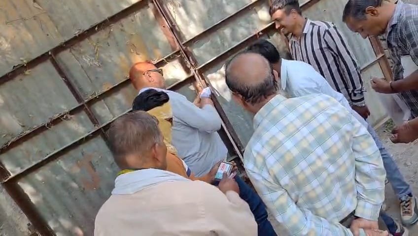 Bilaspur: बड़ी कार्रवाई- बकाया टैक्स नहीं पटाने पर केसरी पाइप फैक्ट्री को निगम ने किया सील Bilaspur: बड़ी कार्रवाई- बकाया टैक्स नहीं पटाने पर केसरी पाइप फैक्ट्री को निगम ने किया सील