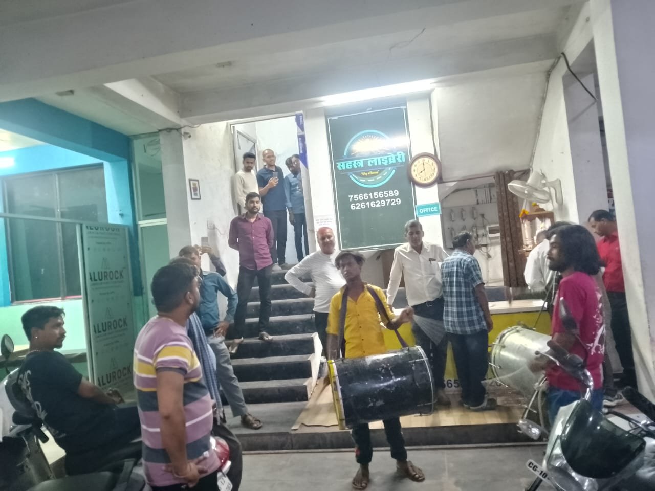 ढोल बाजे के साथ बकाया टैक्स जमा करने की अपील करने पहुंचे निगम कर्मी ढोल बाजे के साथ बकाया टैक्स जमा करने की अपील करने पहुंचे निगम कर्मी