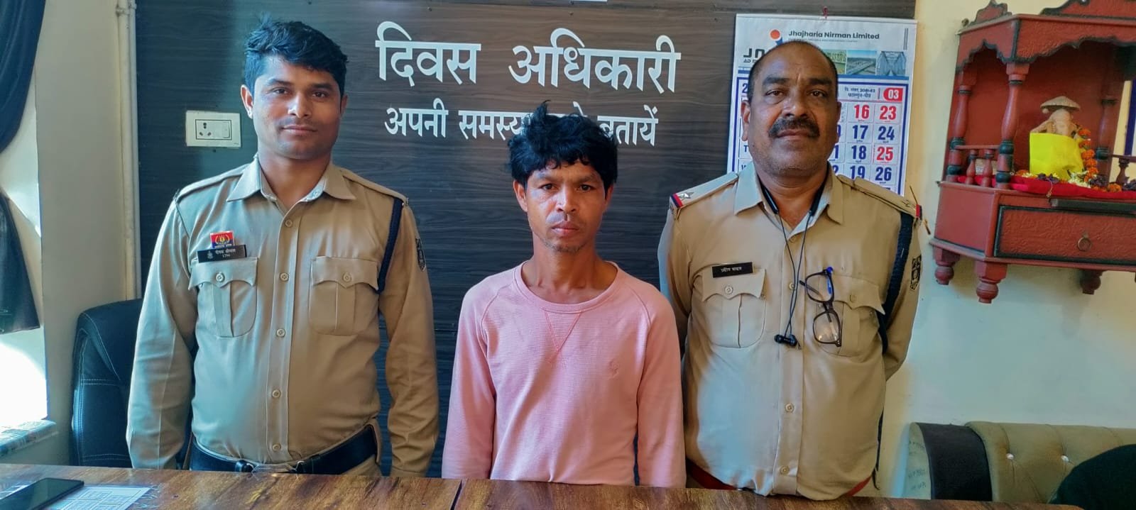 हत्यारा पति ने बताया…पत्नी का था अवैध सम्बध…शौच कराने बाहर लेकर गया…घात लगाकर गमछा से गला घोंटकर मारा हत्यारा पति ने बताया…पत्नी का था अवैध सम्बध…शौच कराने बाहर लेकर गया…घात लगाकर गमछा से गला घोंटकर मारा