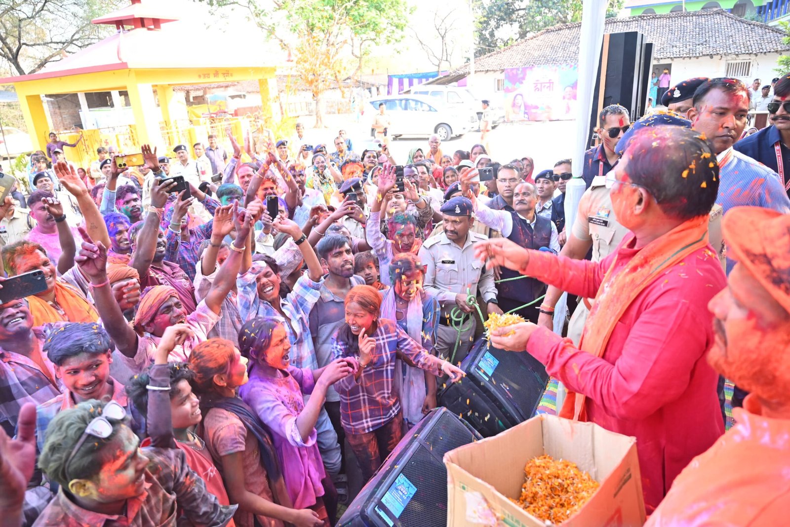 Holi Photo: होली के रंग में रंगा मुख्यमंत्री कैम्प कार्यालय Holi Photo: होली के रंग में रंगा मुख्यमंत्री कैम्प कार्यालय