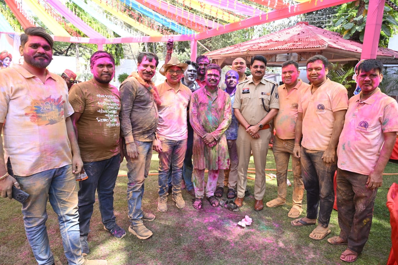 कलेक्टर ने पत्रकारों के साथ उड़ाया गुलाल…रंग से सराबोर अवनीश शरण ने निवास पर किया स्वागत…मिलकर लिया रंगपर्व का आनन्द कलेक्टर ने पत्रकारों के साथ उड़ाया गुलाल…रंग से सराबोर अवनीश शरण ने निवास पर किया स्वागत…मिलकर लिया रंगपर्व का आनन्द