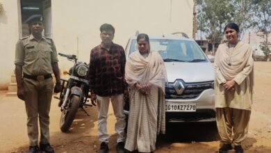 ग्रामीणों के खाते से 52 लाख की ठगी…फरार ठग ठगनी गिरफ्तार…पुलिस ने कार,बुलेट, आईफोन, दर्जनों एटीएम कार्ड किया बरामद
