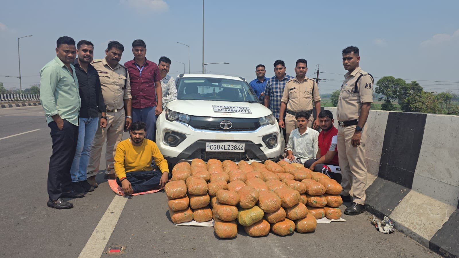 बड़ी खबर…पुलिस ने 3 अन्तर्राज्यीय तस्करों को किया गिरफ्तार..वाहन सेत 100 किलोग्राम गांजा बरामद…तीनों ने सुनाई कहानी बड़ी खबर…पुलिस ने 3 अन्तर्राज्यीय तस्करों को किया गिरफ्तार..वाहन सेत 100 किलोग्राम गांजा बरामद…तीनों ने सुनाई कहानी
