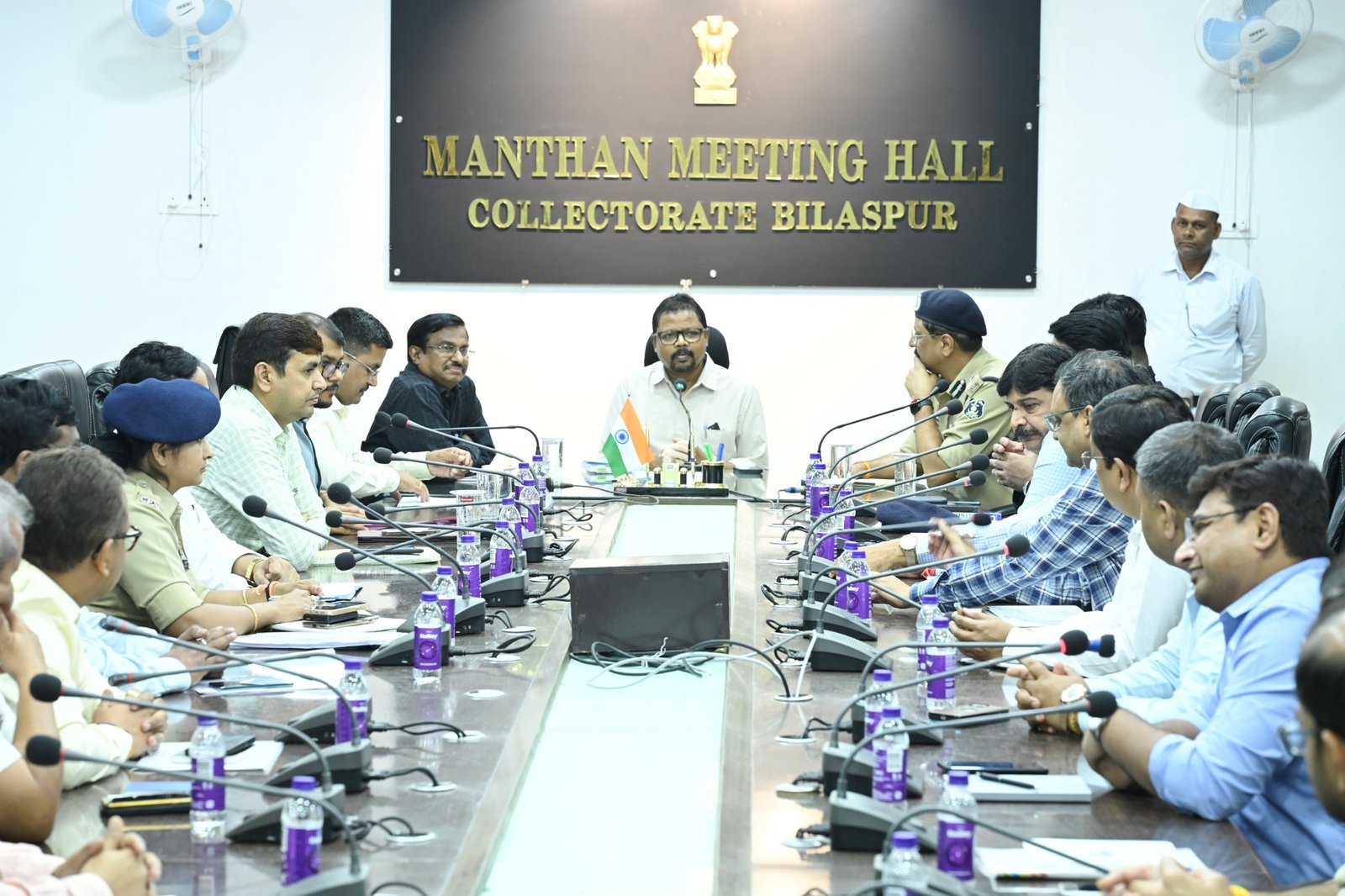 बैठक में बोले अतिरिक्त मुख्य सचिव..पटरी के दोनो तरफ लगाया जाएगा कनात…एक-एक अधिकारियों से किया खोज खबर बैठक में बोले अतिरिक्त मुख्य सचिव..पटरी के दोनो तरफ लगाया जाएगा कनात…एक-एक अधिकारियों से किया खोज खबर