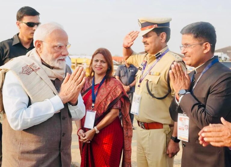 दोनो जिला प्रमुखों ने प्रधानमंत्री का ऐसे किया स्वागत..एक ने दी सलामी..दूसरे ने किया अभिवादन…पीएम ने भी दिया जवाब