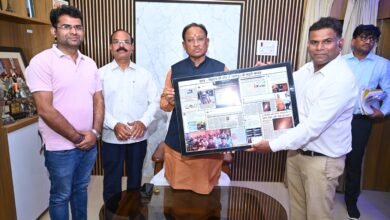 मुख्यमंत्री साय को शिक्षक ने दी जशपुर की विज्ञान उपलब्धियां दर्शाती चित्रों का एल्बम
