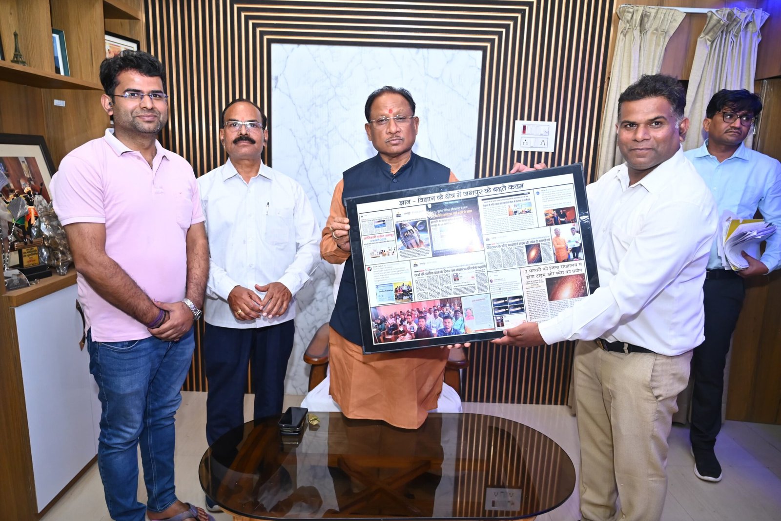 मुख्यमंत्री साय को शिक्षक ने दी जशपुर की विज्ञान उपलब्धियां दर्शाती चित्रों का एल्बम मुख्यमंत्री साय को शिक्षक ने दी जशपुर की विज्ञान उपलब्धियां दर्शाती चित्रों का एल्बम