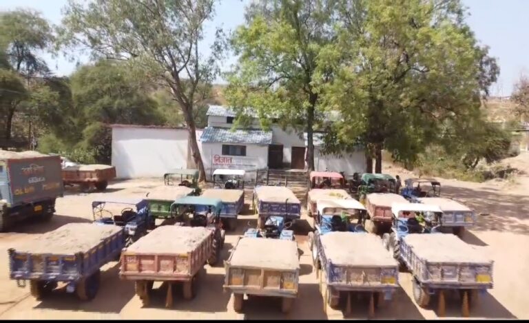 पुलिस की ताबड़तोड़ कार्रवाई….रेत माफियों में दहशत…रेत से भरे 20 ट्रैक्टर के साथ दो हाइवा बरामद…22 के खिलाफ अपराध दर्ज