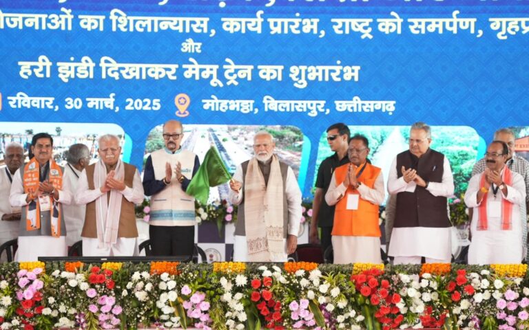 PM नरेन्द्र मोदी ने अभनपुर-रायपुर मेमू ट्रेन सेवा का हरी झंडी दिखाकर  किया शुभारंभ