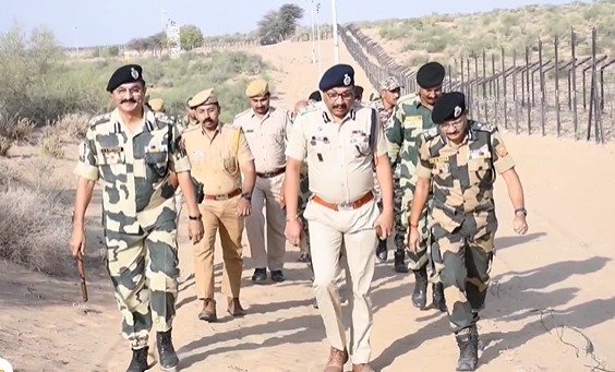 Rajasthan News- बीकानेर दौरे पर बीएसएफ IG एमएल गर्ग बोले, “सीमाएं पूरी तरह सुरक्षित” Rajasthan News- बीकानेर दौरे पर बीएसएफ IG एमएल गर्ग बोले, “सीमाएं पूरी तरह सुरक्षित”