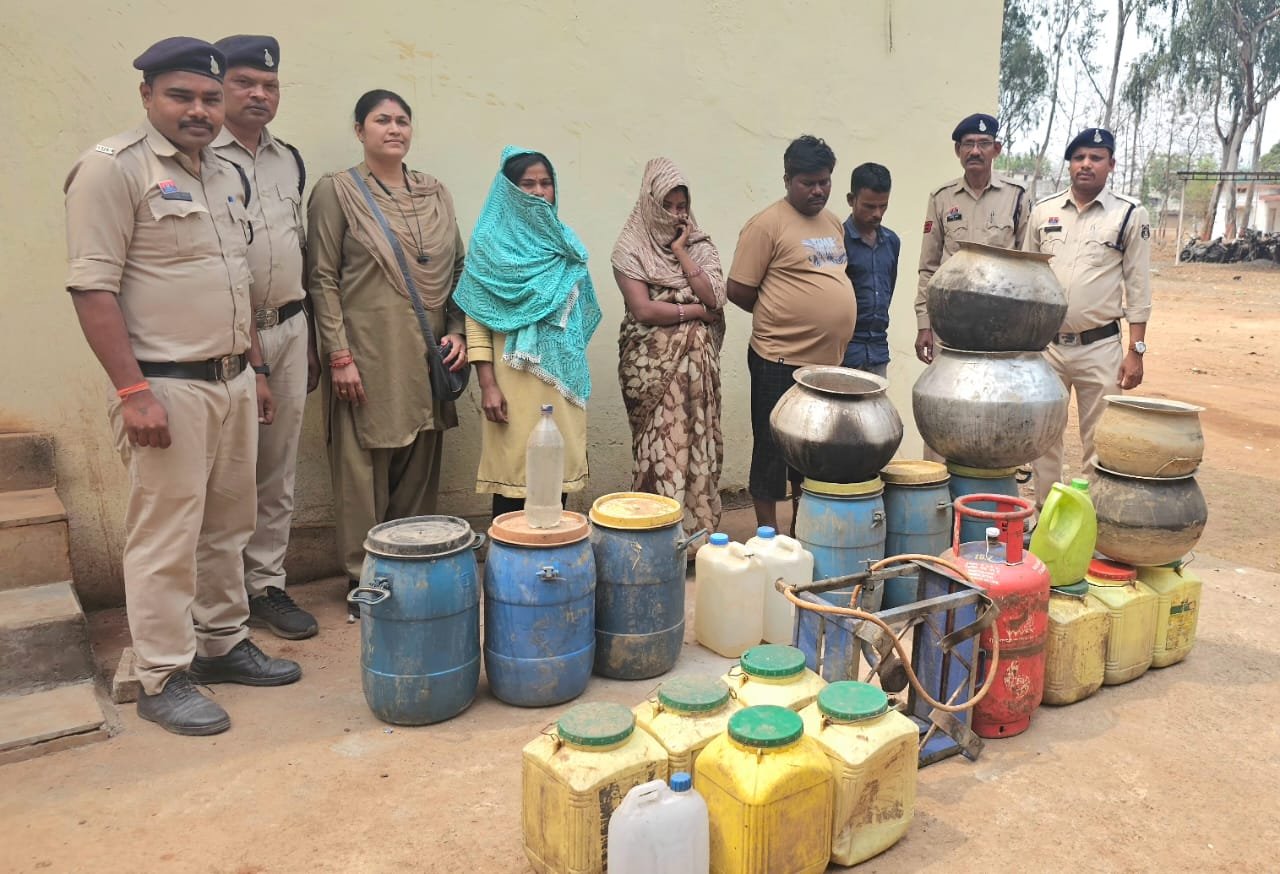 करीब एक लाख का देशी महुआ शराब बरामद..दो महिला समेत चार गिरफ्तार…लहान से मदिरा बनाने का सामान भी जब्त करीब एक लाख का देशी महुआ शराब बरामद..दो महिला समेत चार गिरफ्तार…लहान से मदिरा बनाने का सामान भी जब्त