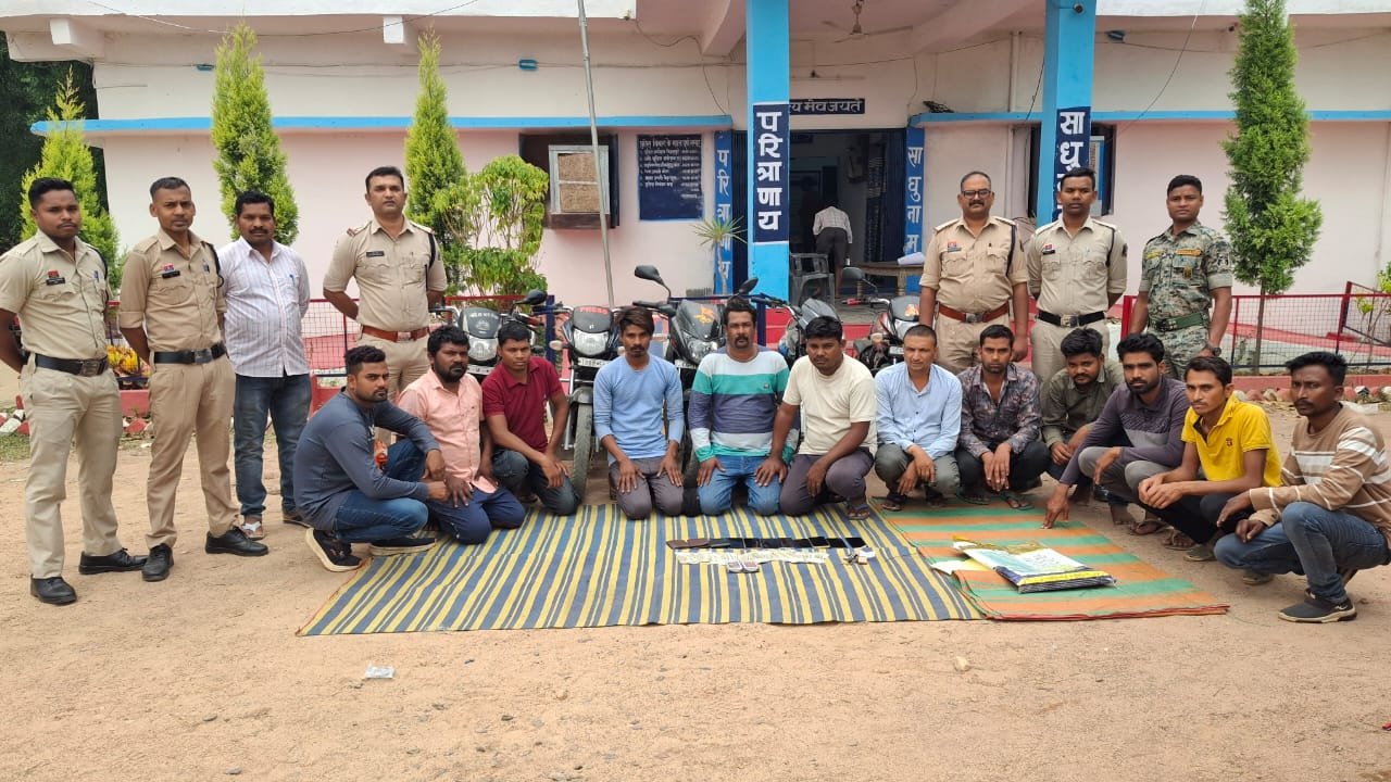 जुआ की महफिल में पहुंच गयी पुलिस…कुछ भागे लेकिन 12 खिलाड़ी गिरफ्तार…मोटर सायकल,मोबाइल और नगद बरामद जुआ की महफिल में पहुंच गयी पुलिस…कुछ भागे लेकिन 12 खिलाड़ी गिरफ्तार…मोटर सायकल,मोबाइल और नगद बरामद