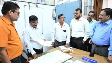 कमिश्नर ने किया आकस्मिक निरीक्षण..रिकार्ड पूर्ण नहीं करने पर क्लर्क को नोटिस…पेश करने को कहा रिपोर्ट