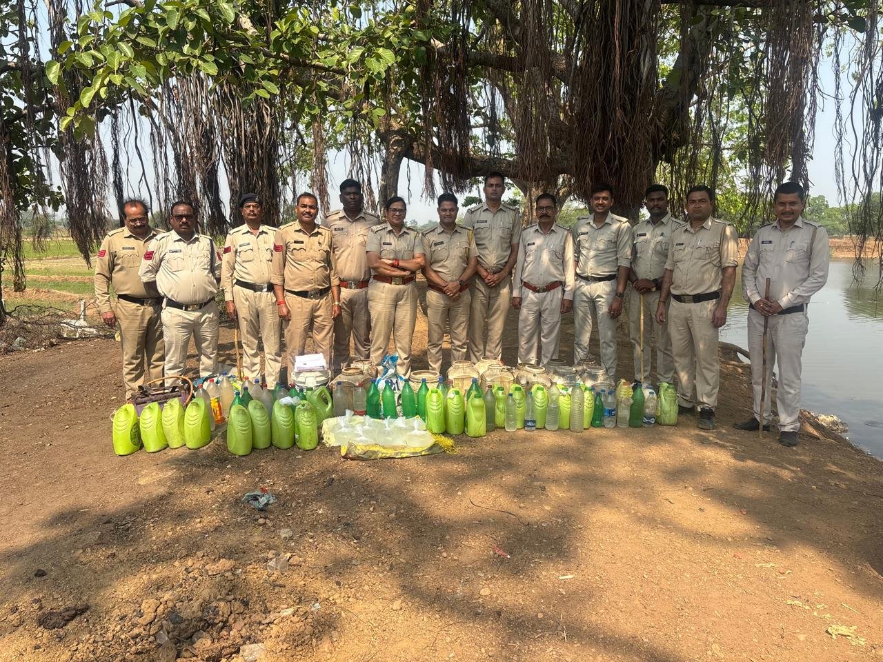 फिर पकड़ाया शराब का जखीरा…संयुक्त टीम ने 9 ठिकानों में बोला धावा…खेत से 3300 किलो लहान बरामद…211 लीटर शराब जब्त
