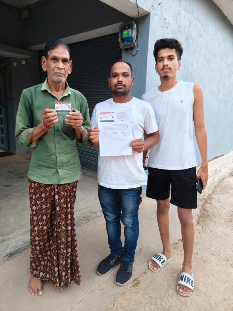 साय सरकार की संवेदनशील पहल,महज 24 घंटे के भीतर मनोहर सिंह पटेल को हाथ में मिला आयुष्मान कार्ड