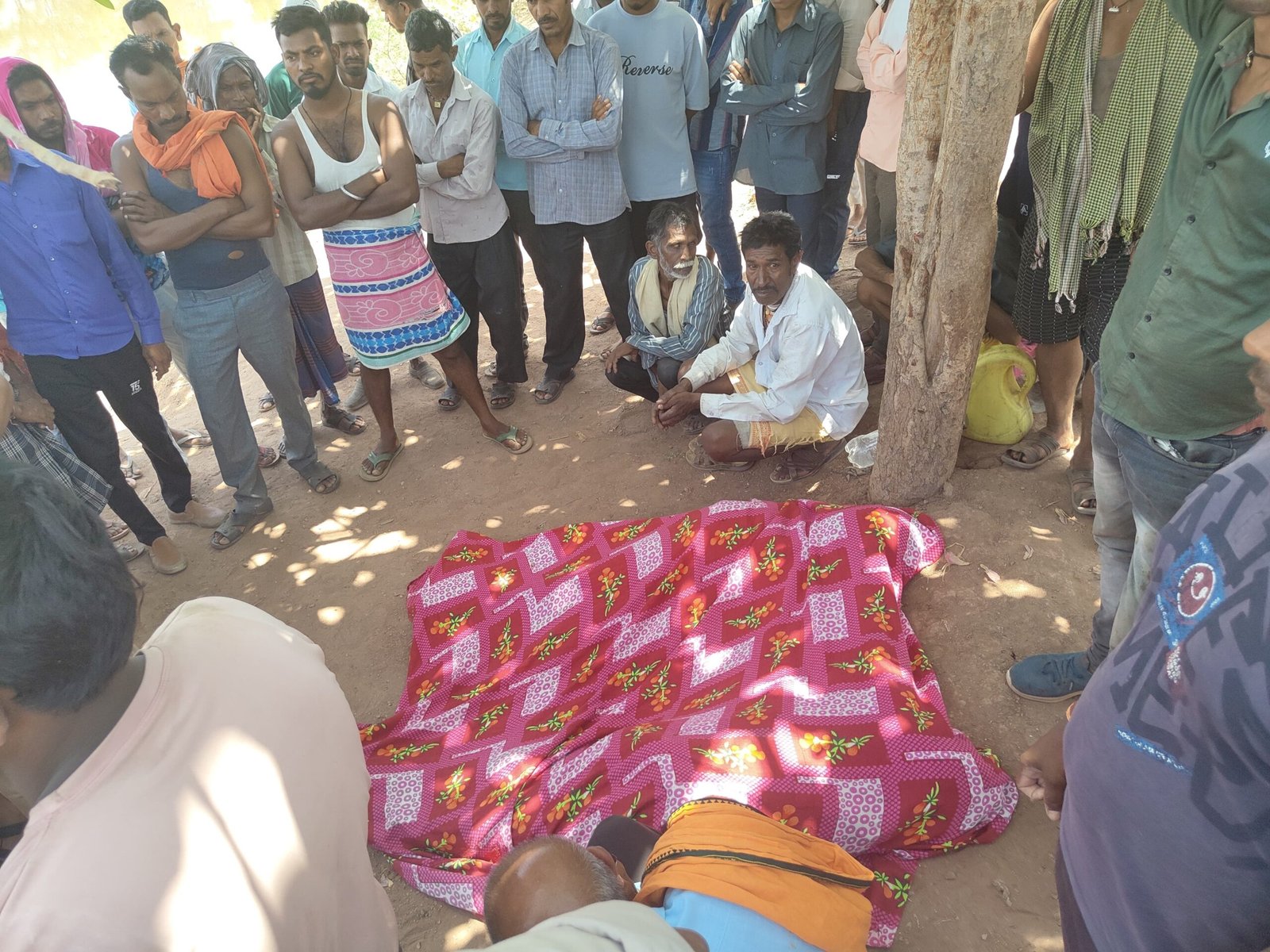 तालाब में डूबने से दो सगी बहनों की मौत…परिवार पर टूटा दुखों का पहाड़..ग्रामीणों का आरोप…बच्चियों को माफियों ने मारा