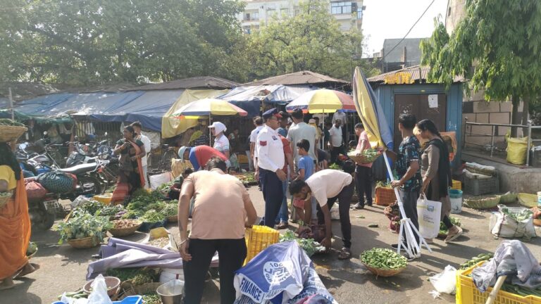 पुलिस की जम्बो टीम ने किया शहर का भ्रमण…यातायात नियमों का पढ़ाया पाठ…सड़क घेरकर व्यवसाय करने वालों पर लिया एक्शन