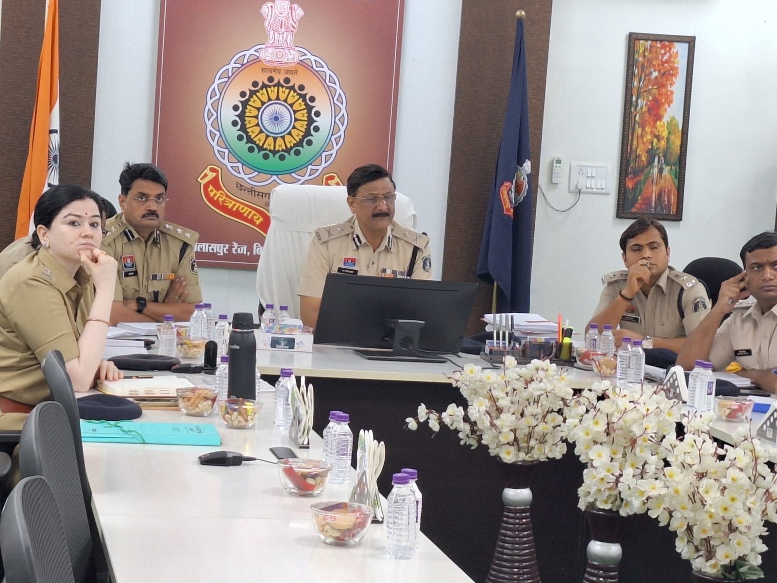 अधिकारियों को बनाये जवाबदेह…समीक्षा बैठक में बोले आईजी…खत्म करें लंबित मामले..जोनल एसपी ने दिया डाटा बेस ट्रिक अधिकारियों को बनाये जवाबदेह…समीक्षा बैठक में बोले आईजी…खत्म करें लंबित मामले..जोनल एसपी ने दिया डाटा बेस ट्रिक