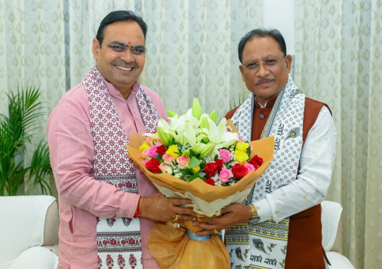 मुख्यमंत्री भजनलाल शर्मा से मिले विष्णुदेव साय
