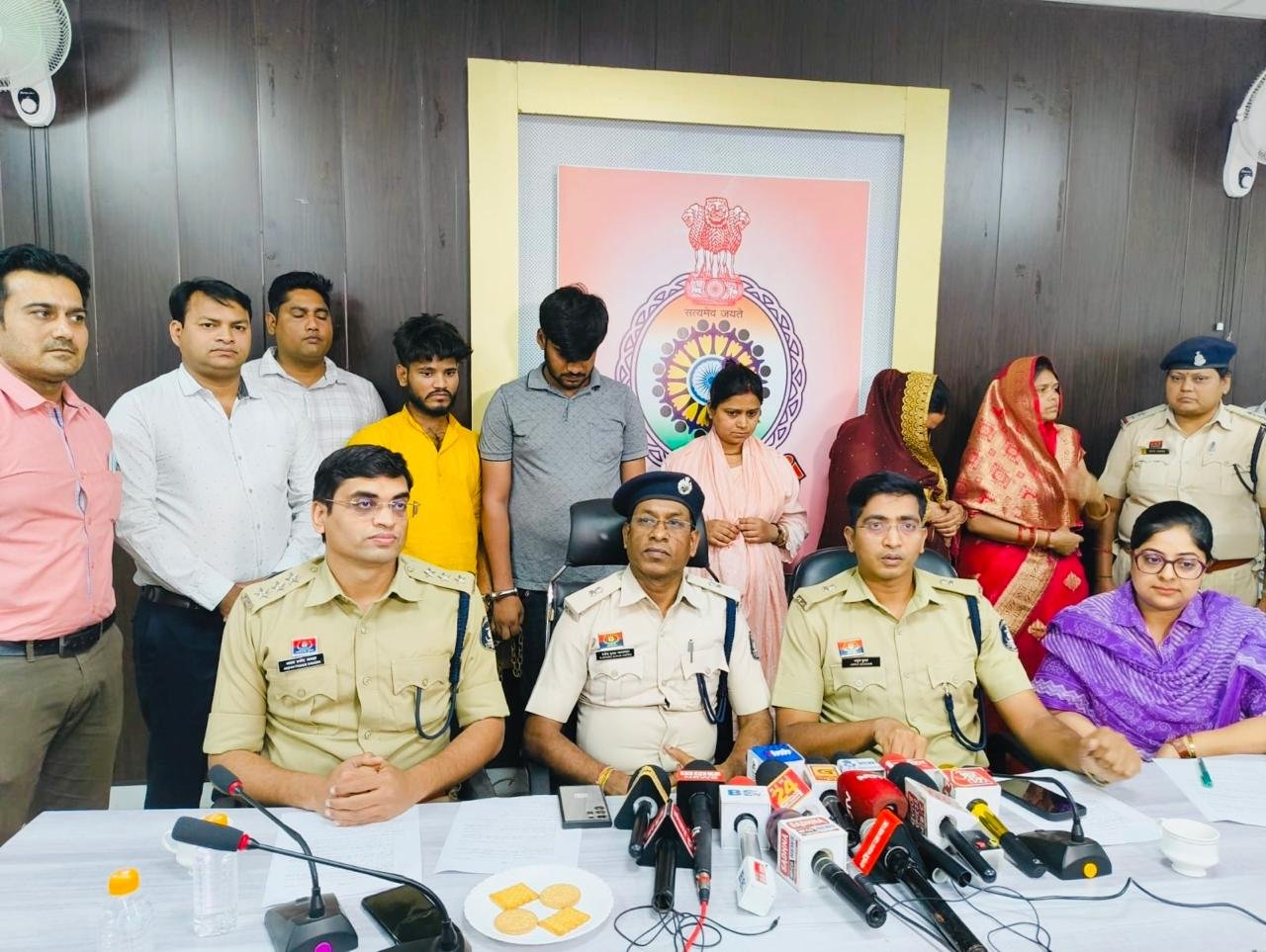 अन्तर्राज्यीय चोर गिरोह’’ का फूटा भांडा…3 महिला,दो पुरूष गिरफ्तार…140 ग्राम सोना 3 किलो चांदी बरामद..20 लाख का सामान जब्त अन्तर्राज्यीय चोर गिरोह’’ का फूटा भांडा…3 महिला,दो पुरूष गिरफ्तार…140 ग्राम सोना 3 किलो चांदी बरामद..20 लाख का सामान जब्त