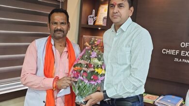 नहीं थम रहा जिला पंचायत से गायब सामान का मामला…आवास मांगने बुके लेकर पहुंचे राजेश सूर्यवंशी..कहा..मोला नहीं मालूम, समान ला कौन डोहारे हवय