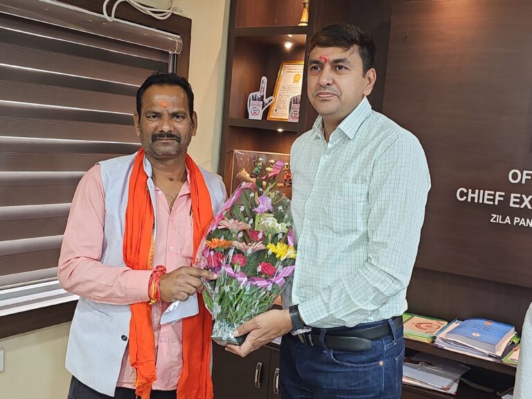 नहीं थम रहा जिला पंचायत से गायब सामान का मामला…आवास मांगने बुके लेकर पहुंचे राजेश सूर्यवंशी..कहा..मोला नहीं मालूम, समान ला कौन डोहारे हवय