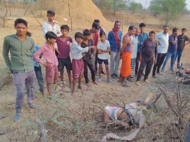 खेत की फेसिंग में उलझी मिली लाश..मोटरसायकल क्षतिग्रस्त..देर रात्रि बड़े वाहन से हटकराने से हुआ हादसा…