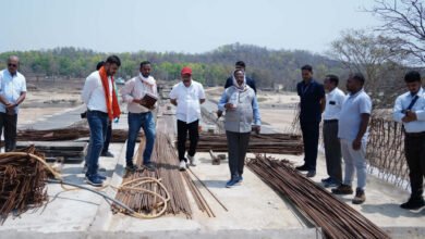 अब झारखंड से जुड़ना हुआ आसान : कन्हर नदी पर बन रहे पुल का मंत्री श्री नेताम ने किया निरीक्षण