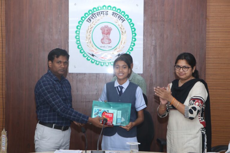 CG board result: 10वीं और 12वीं में जिले के प्रावीण्य सूची में स्थान प्राप्त विद्यार्थियों का कलेक्टर ने किया सम्मान
