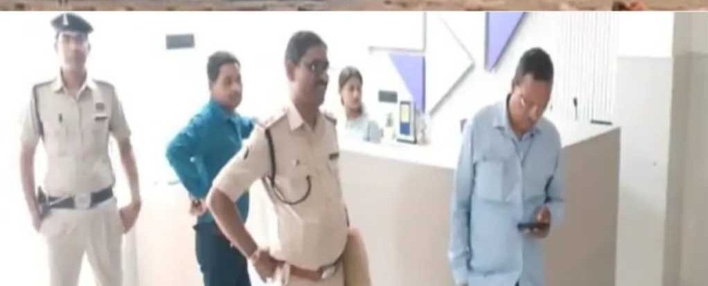 गोली चली…या चलाई गयी…घायल को अस्पताल देखने पहुंची पुलिस..जमकर हो रही चर्चा..रेत चुंगी के लिए हुआ झगड़ा..! गोली चली…या चलाई गयी…घायल को अस्पताल देखने पहुंची पुलिस..जमकर हो रही चर्चा..रेत चुंगी के लिए हुआ झगड़ा..!