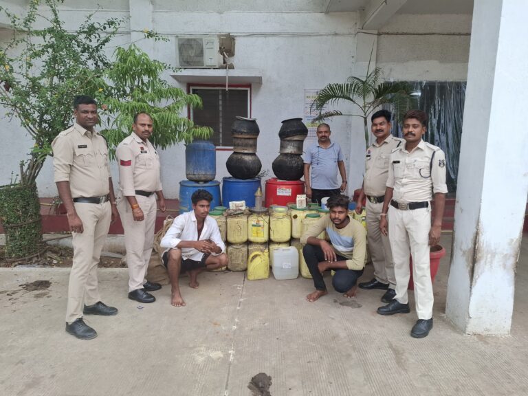 कोचियों के खिलाफ बड़ी कार्रवाई…300 लीटर से अधिक देशी मदिरा बरामद..आरोपी आंगन में छिपाकर कर रहे थे अवैध व्यापार
