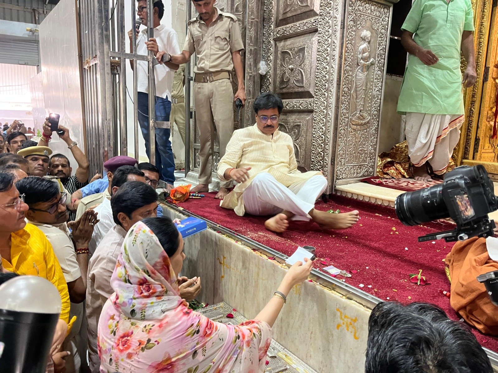 उप मुख्यमंत्री दीया कुमारी ने आम श्रद्धालुओं की तरह किए बाबा श्याम के दर्शन उप मुख्यमंत्री दीया कुमारी ने आम श्रद्धालुओं की तरह किए बाबा श्याम के दर्शन