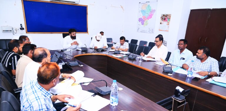 कलेक्टर ने शिक्षा विभाग के अधिकारियों की ली बैठक,समायोजन के लिए सूची तैयार करने की गई चर्चा