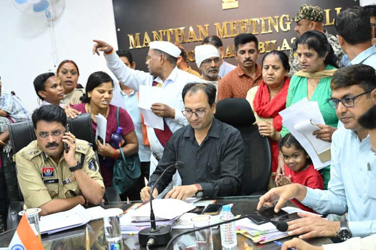 फरियादी ने कहा….कई बार आया नाम..लेकिन आज तक नहीं मिला आवास…ग्रामीणों ने बताया 8 किलोमीटर से लाते हैं अनाज
