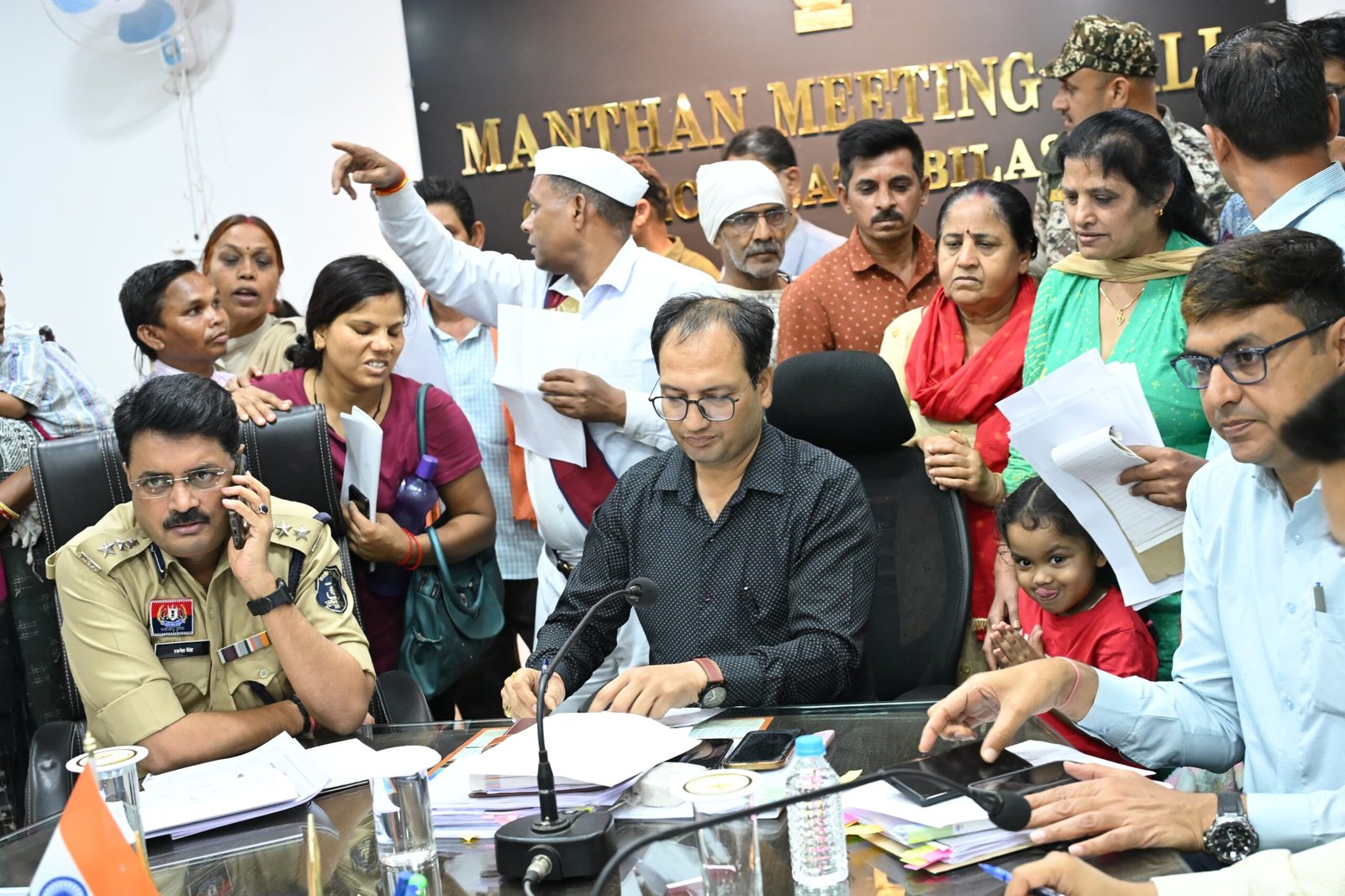 फरियादी ने कहा….कई बार आया नाम..लेकिन आज तक नहीं मिला आवास…ग्रामीणों ने बताया 8 किलोमीटर से लाते हैं अनाज फरियादी ने कहा….कई बार आया नाम..लेकिन आज तक नहीं मिला आवास…ग्रामीणों ने बताया 8 किलोमीटर से लाते हैं अनाज