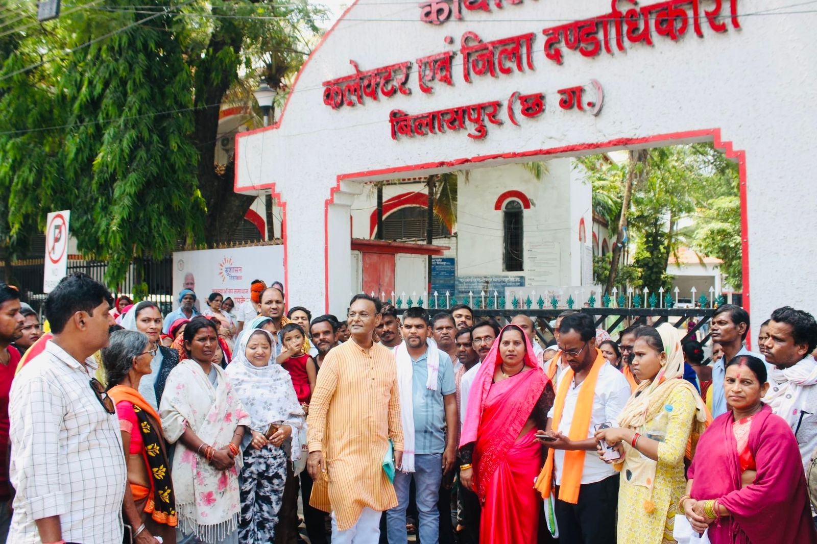 मोहल्लेवासियों के साथ भाजपा और कांग्रेसी….कलेक्टरोरेट का किया घेराव…निगम पर लगाया दोहरा चरित्र का गंभीर आरोप मोहल्लेवासियों के साथ भाजपा और कांग्रेसी….कलेक्टरोरेट का किया घेराव…निगम पर लगाया दोहरा चरित्र का गंभीर आरोप