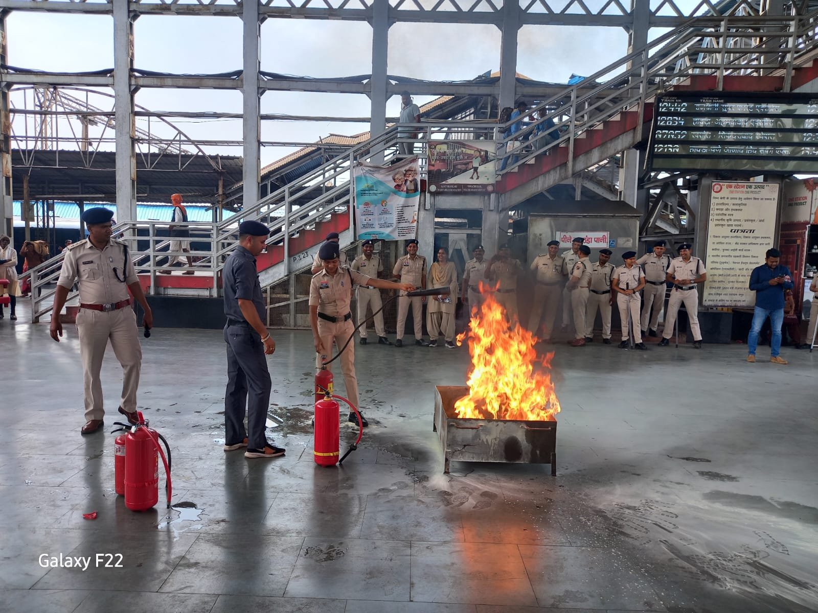 आग लगी तो कैसे खुद और सबको बचाएं…दीपांकुर नाथ ने बताया..क्या होती है क्लास, A क्लास B और क्लास C, D.व्यवस्था आग लगी तो कैसे खुद और सबको बचाएं…दीपांकुर नाथ ने बताया..क्या होती है क्लास, A क्लास B और क्लास C, D.व्यवस्था