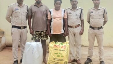 मंदिर के पीछे 22 किलो गांजा…झाडू के बहाने तस्करी करते आरोपी गिरफ्तार..एसएसपी ने कहा..सौदागरों की जब्त होगी सम्पत्ति